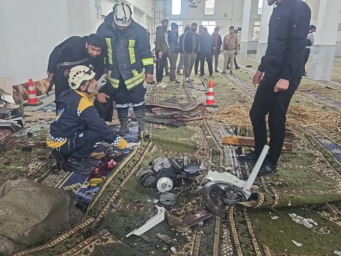 Humus'ta Cuma namazı sırasında camiye bombalı saldırı düzenlendi