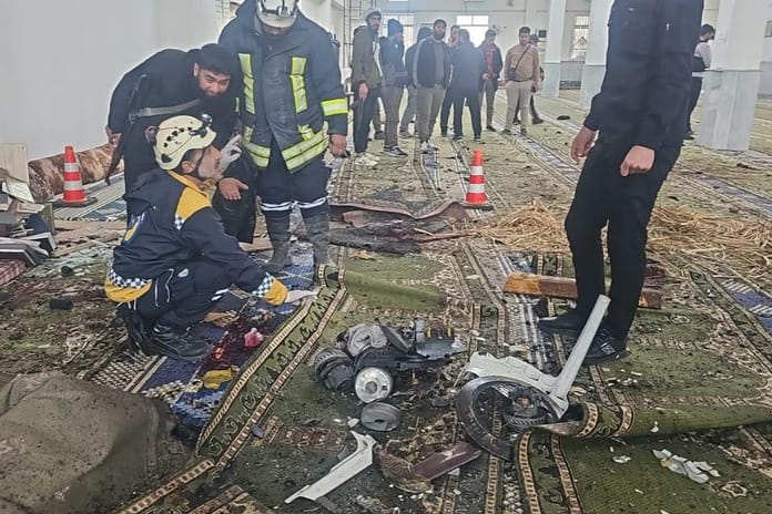 Humus'ta Cuma namazı sırasında camiye bombalı saldırı düzenlendi