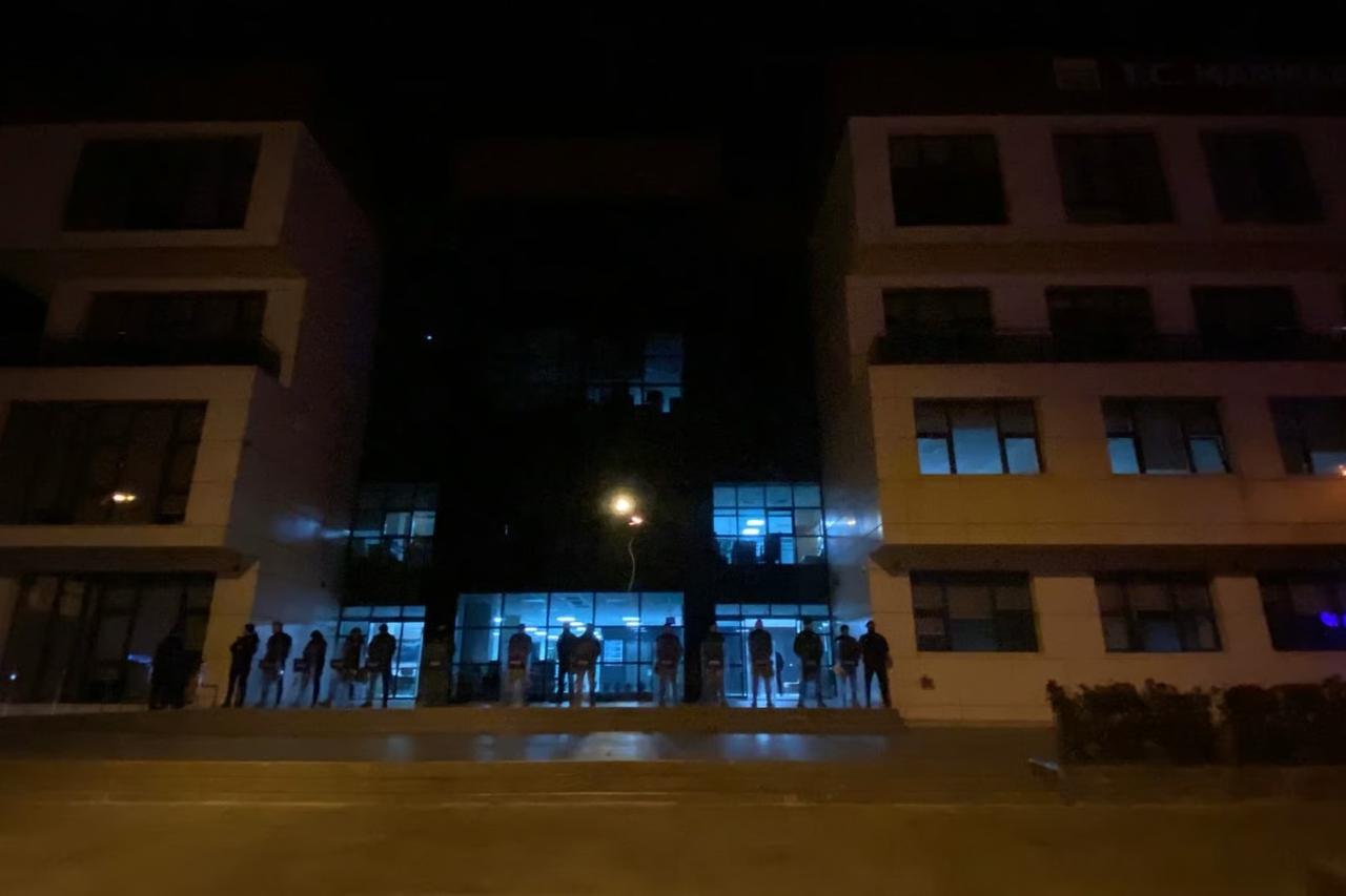 Marmaris Belediyesi’ne gece yarısı baskını! Evlerinden alınıp binaya götürüldüler