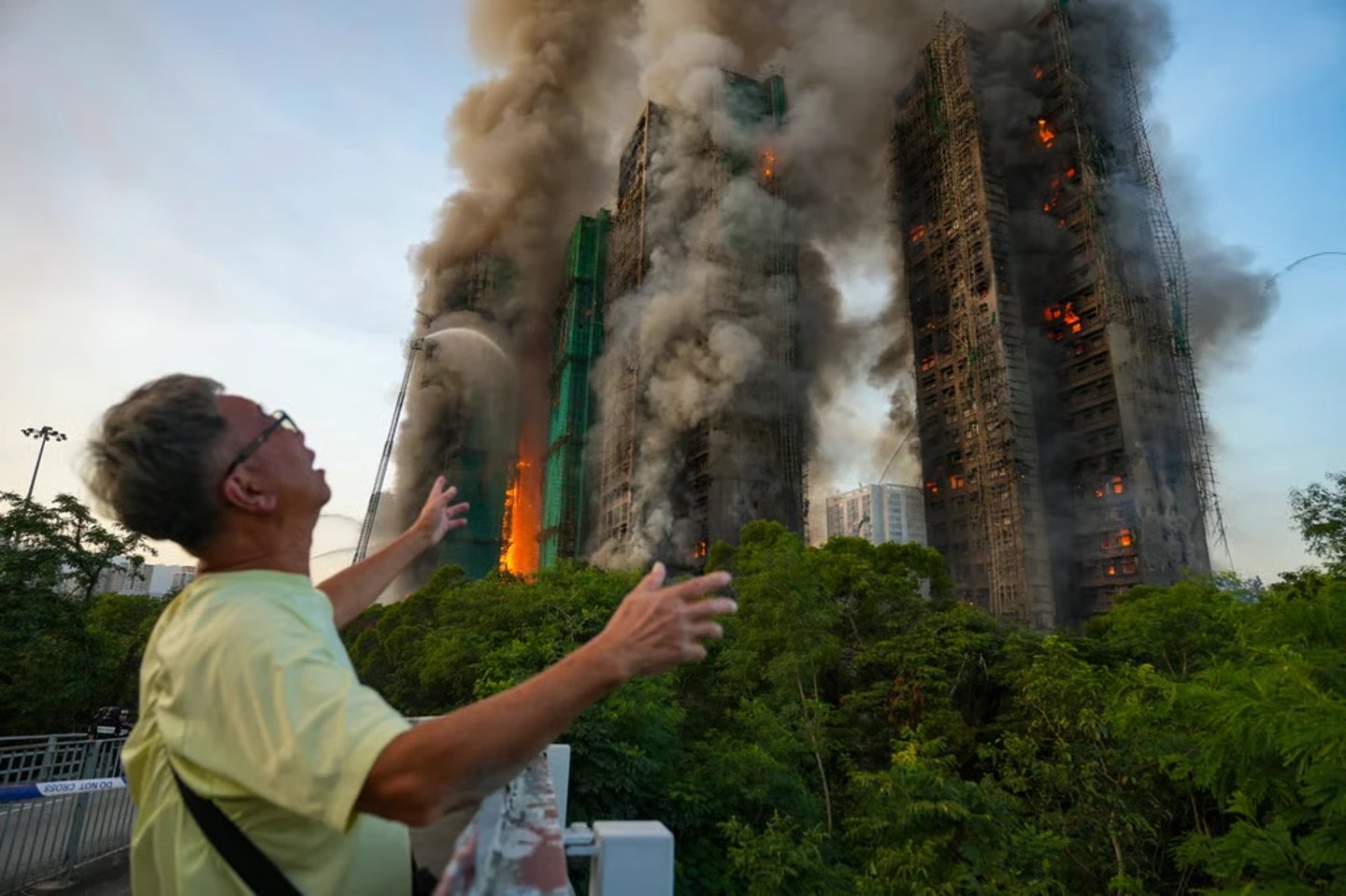 Bir Hong Kong'lu yanan binaları üzüntüyle izledi - SCMP