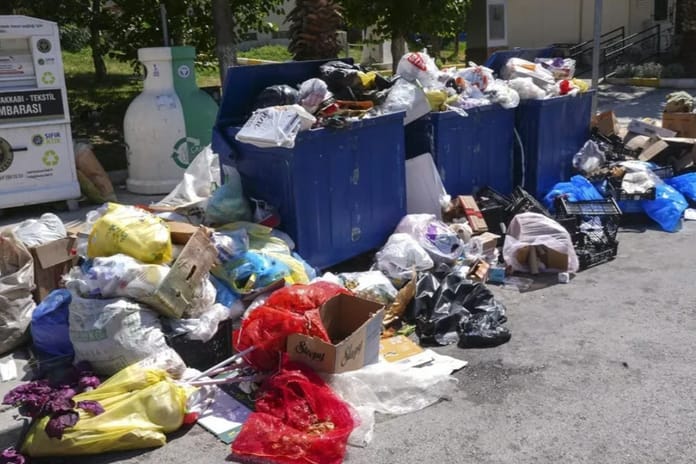 İzmir'de belediye krizi büyüyor