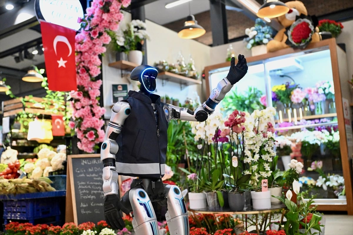 İnsansı robot MEGA, zabıta ekipleriyle denetimde