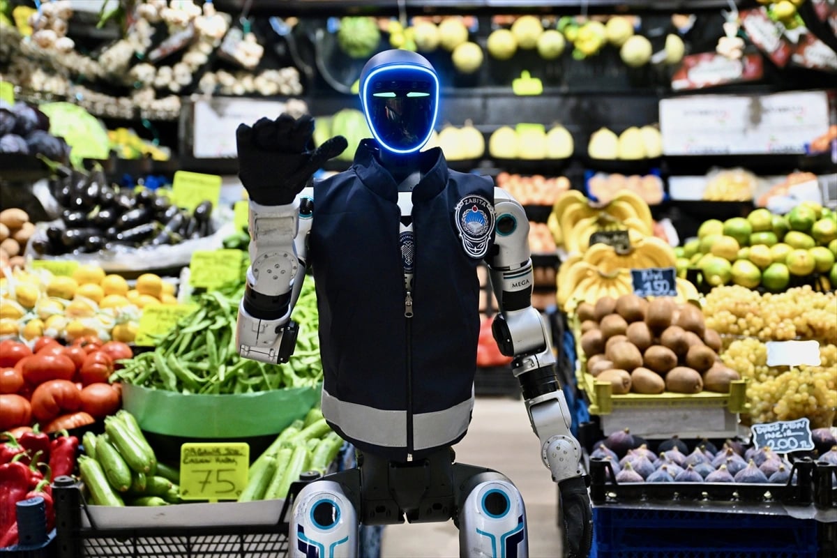 İnsansı robot MEGA, zabıta ekipleriyle denetimde