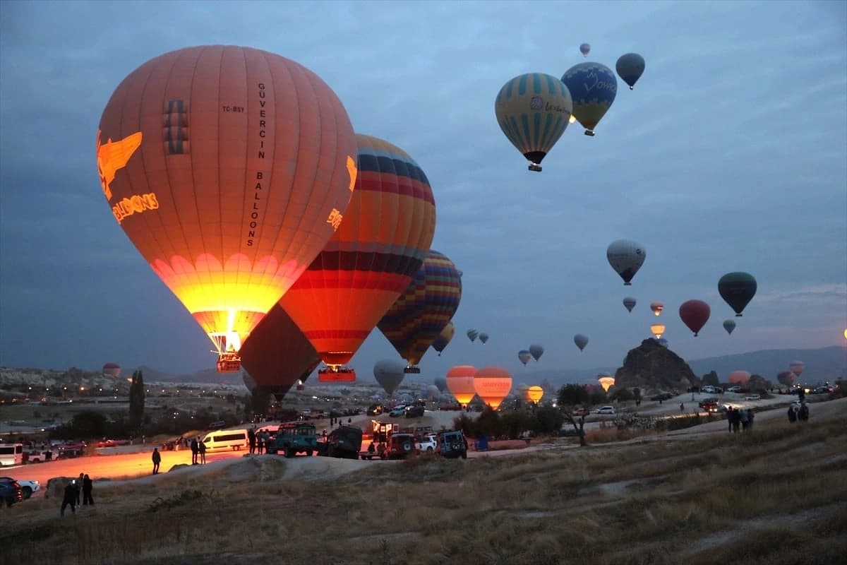 Uzak Doğulu turistlerin balon keyfi kameraya yansıdı