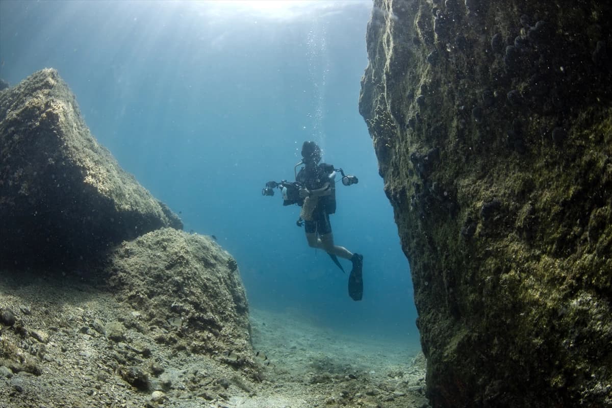 Deniz kirliliğinin sudaki izlerini fotoğraflıyor
