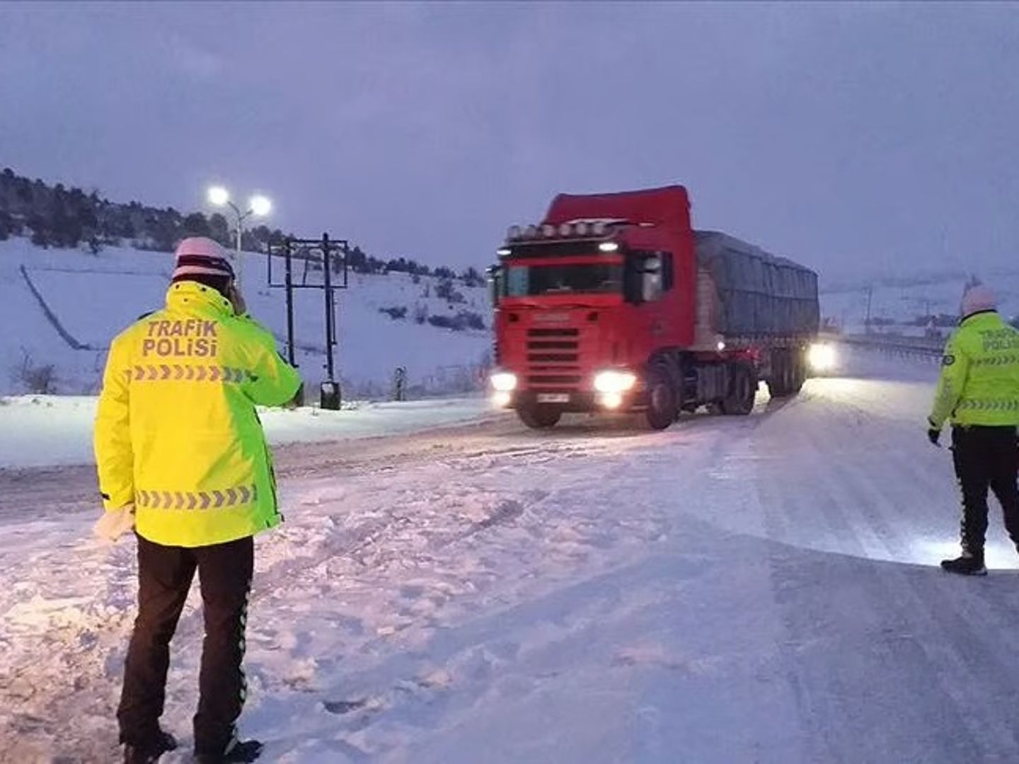 Ağır taşıt ve kuryeler için trafiğe çıkış yasağı başlatıldı