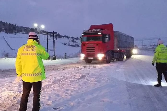 Ağır taşıt ve kuryeler için trafiğe çıkış yasağı başlatıldı