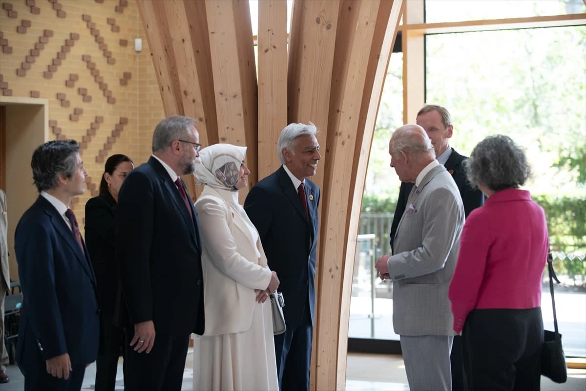 İngiltere Kralı 3. Charles Cambridge Merkez Camisi'ni ziyaret etti
