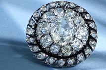 Napolyon’un kaybettiği elmas broş müzayedede rekor fiyata satıldı