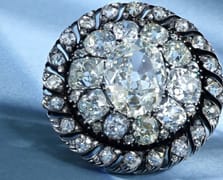 Napolyon’un kaybettiği elmas broş müzayedede rekor fiyata satıldı