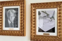 Trump Biden’ın portresi yerine otomatik kalem imzası fotoğrafı astı