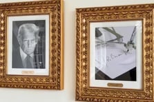 Trump Biden’ın portresi yerine otomatik kalem imzası fotoğrafı astı