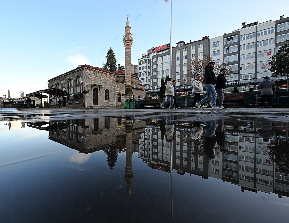 Trabzon sokaklarının sudaki izleri 