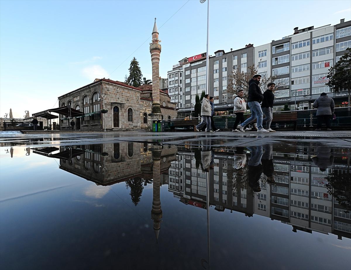 Trabzon sokaklarının sudaki izleri 