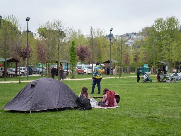 Deprem sonrası binlerce İstanbullu geceyi dışarıda geçirdi