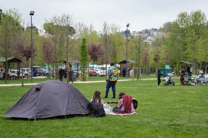 Deprem sonrası binlerce İstanbullu geceyi dışarıda geçirdi