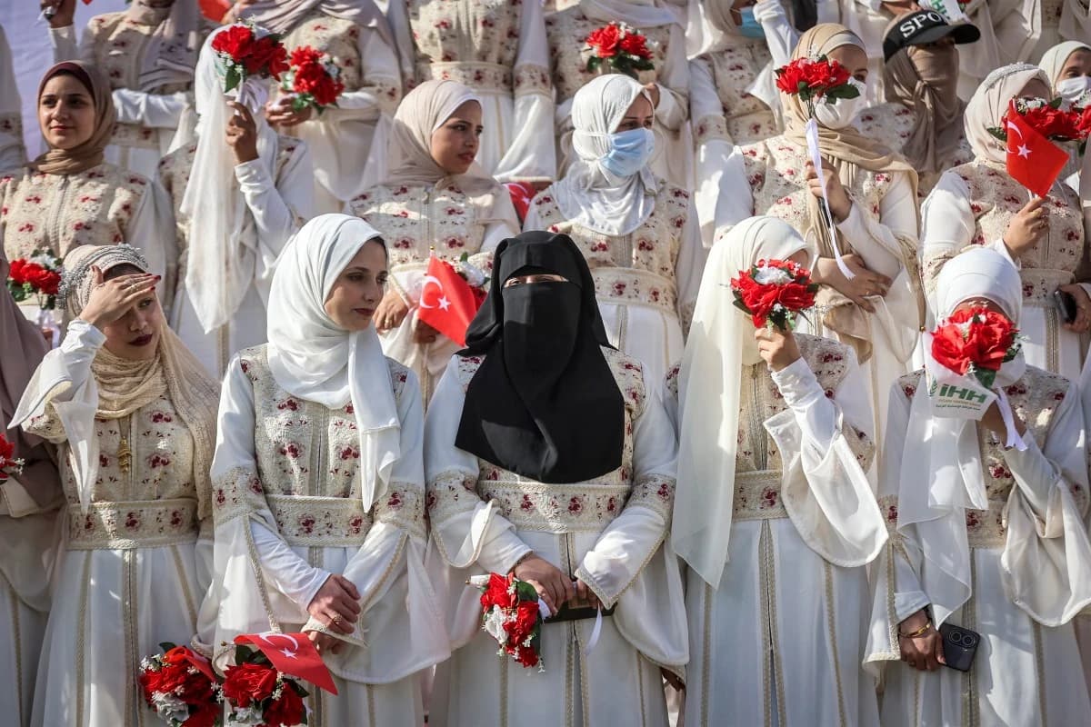 Gazze'de yıkıntılar arasında 50 çift için toplu düğün düzenlendi