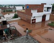 Pakistan'da etkili yağışların yol açtığı sel felaketinde onlarca kişi hayatını kaybetti