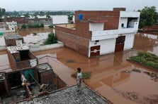 Pakistan'da etkili yağışların yol açtığı sel felaketinde onlarca kişi hayatını kaybetti