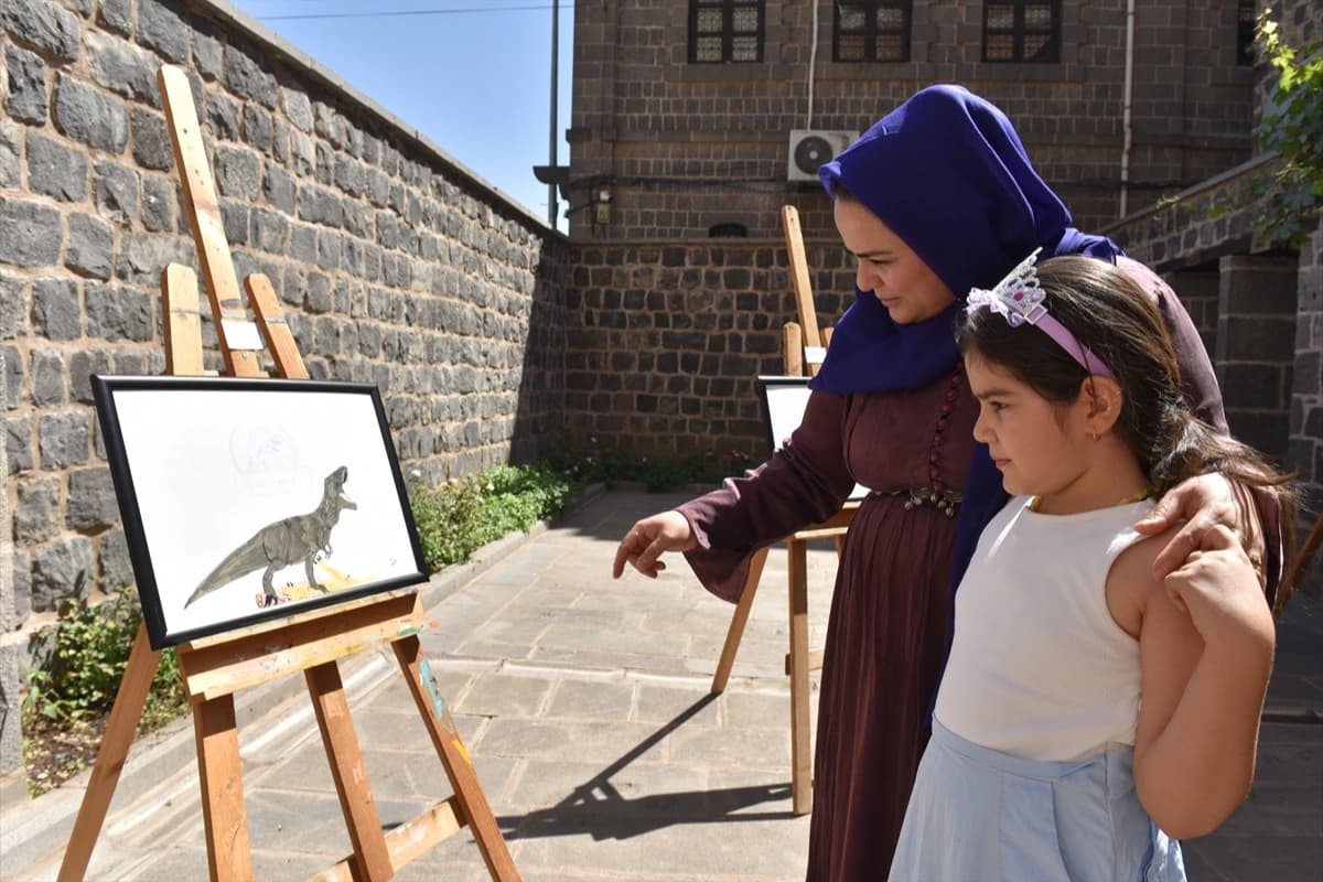 Çizgi film ve oyunlardan ilham aldı: 11 yaşında ilk sergisini açtı