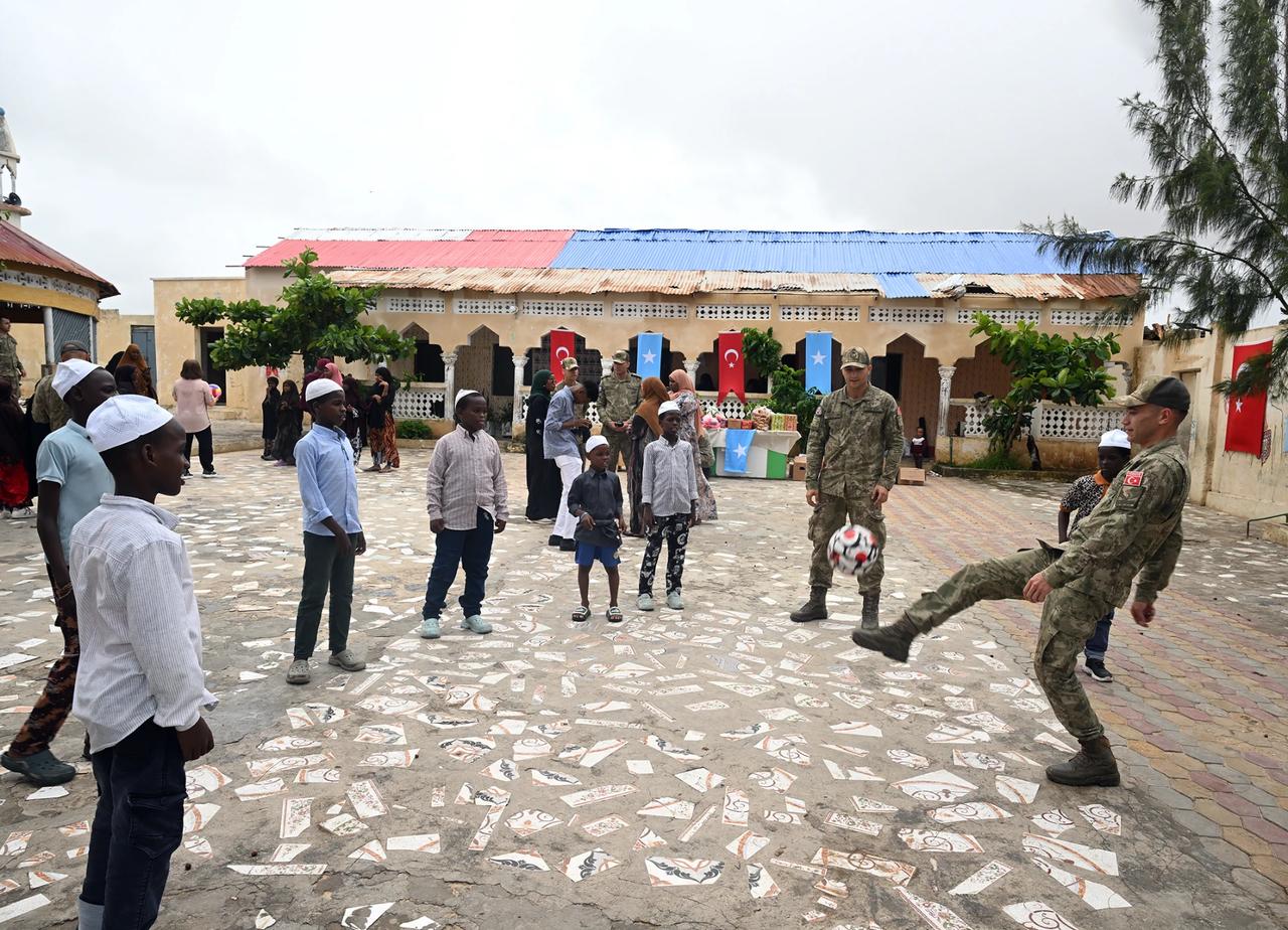 TSK, Somali'de yetim çocukların yüzünü güldürdü