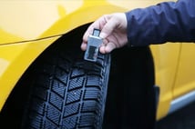 Zorunlu kış lastiği uygulaması başlıyor! Fiyat artışı ve 'eski lastik' şikayetleri şimdiden arttı 