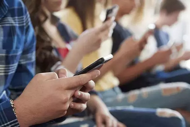 Lise öğrencilerine cep telefonu yasağı getirdiler