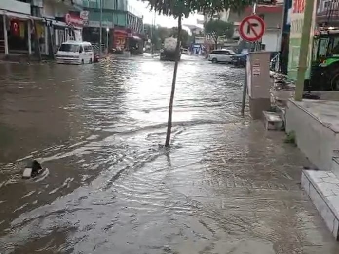 Foça'da sağanak yağış ve dere taşması: Ev ve iş yerlerini su bastı