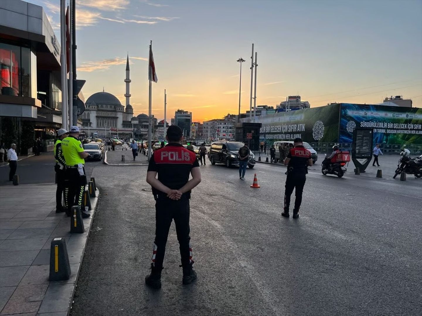 Kadıköy’de helikopter destekli dev denetim: Aranan uyuşturucu taciri yakalandı