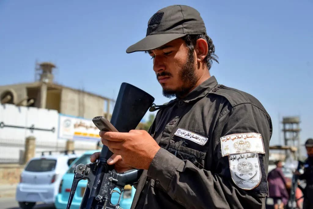 Taliban’dan akıllı telefon yasağı