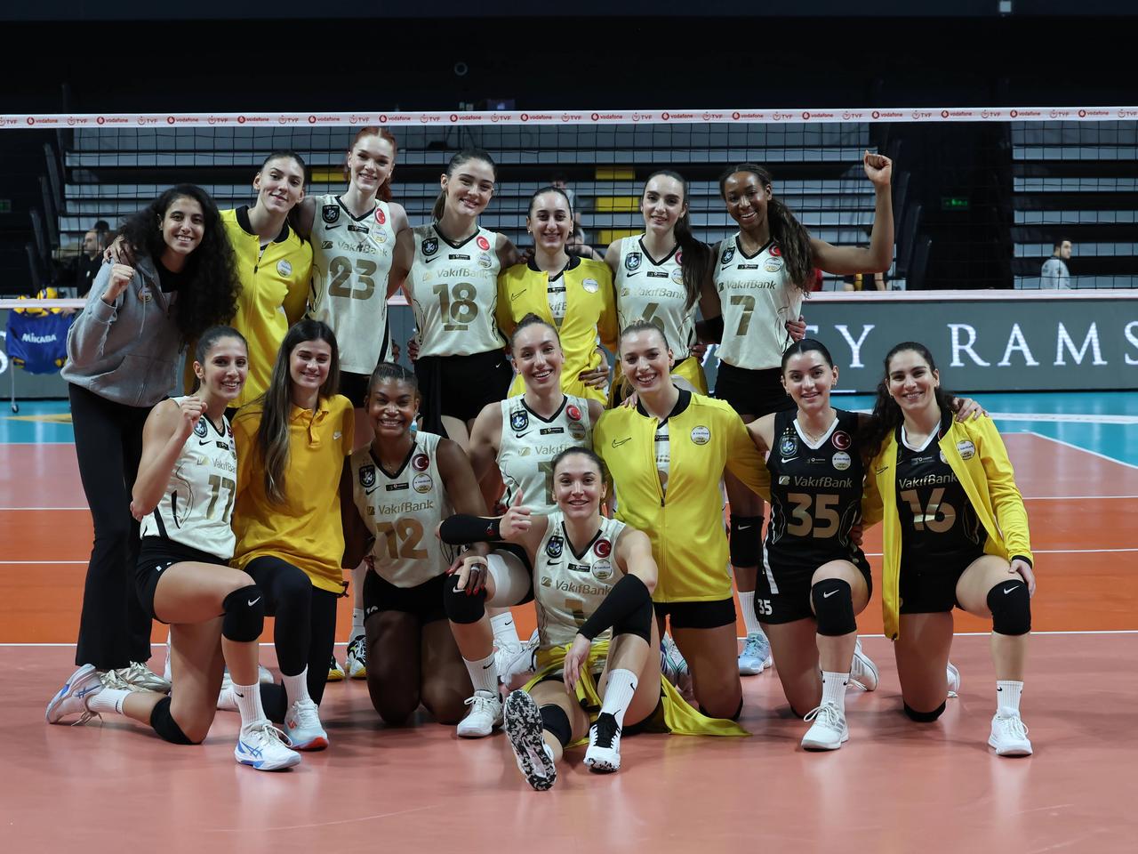 VakıfBank seriyi 9 maça taşıdı: Derbi öncesi moral