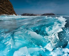 Baykal Gölü'nde turist kafilesi kırılan buzun içine düştü