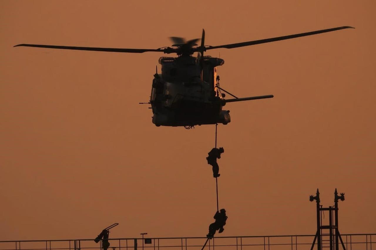 İtalya'dan Rus gölge filosuna ait tankere helikopter baskını