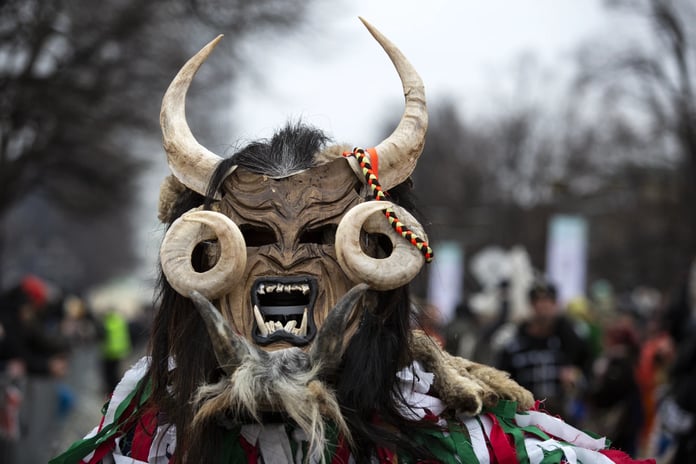 Pernik sokaklarında devasa maskelerin yürüyüşü