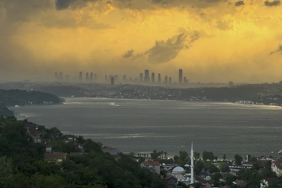 İstanbul'da etkili olan kuvvetli fırtına hayatı olumsuz etkiledi