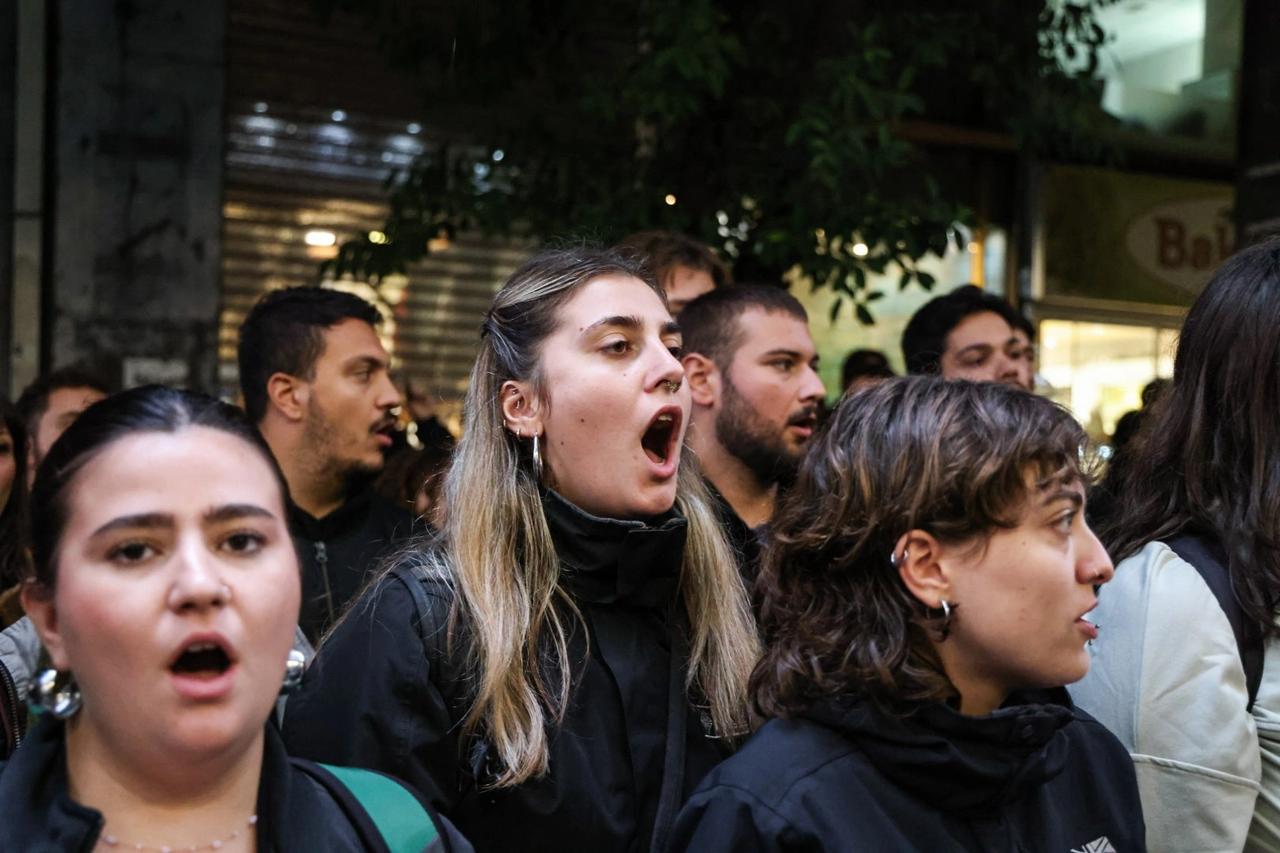 Yunanistan’da öğrenciler eğitime ayrılan ödenek yetersizliğini protesto için sokağa indi