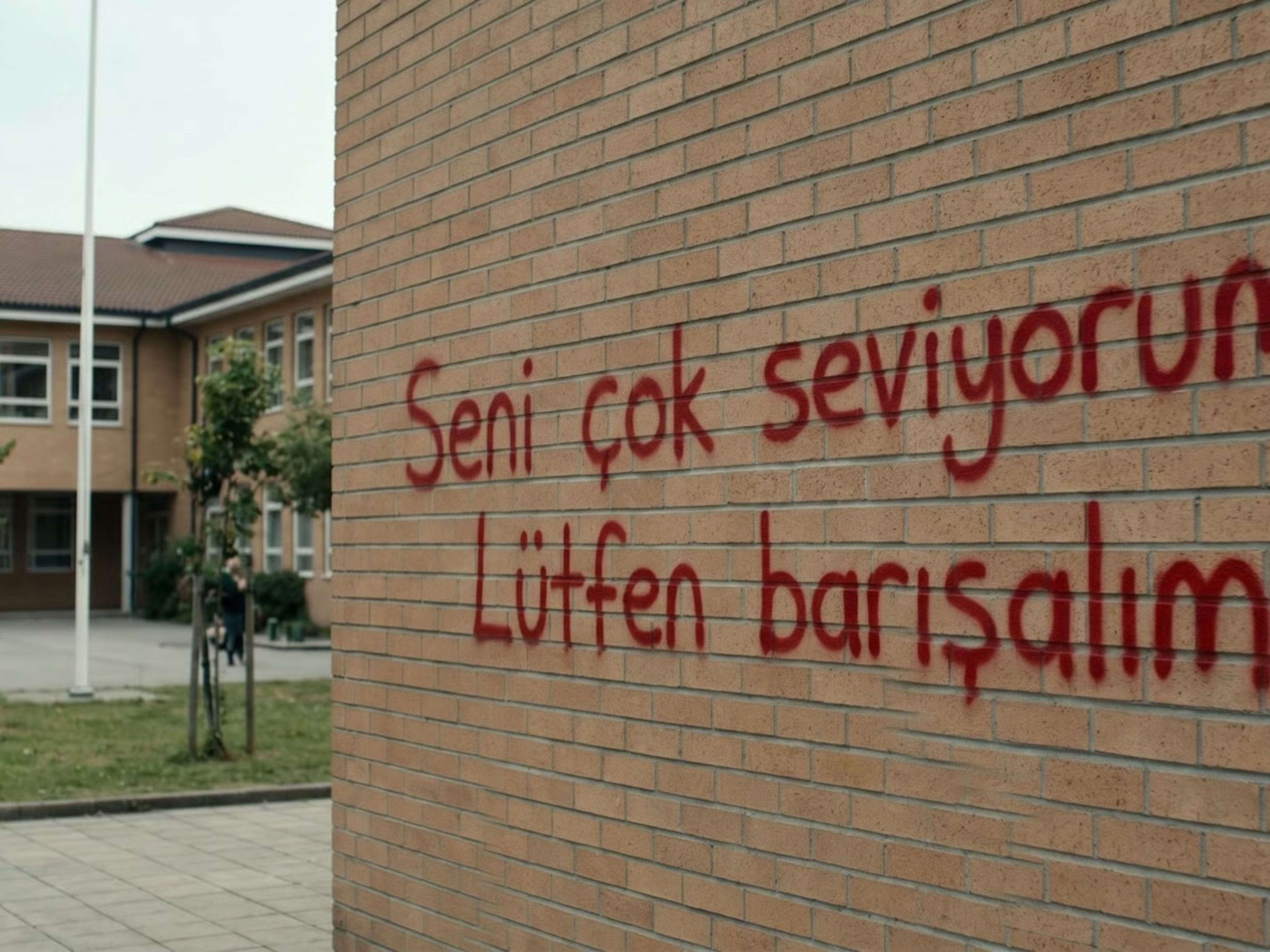 Okul duvarına "Seni Seviyorum" yazdı: 4 yıl hapsi isteniyor