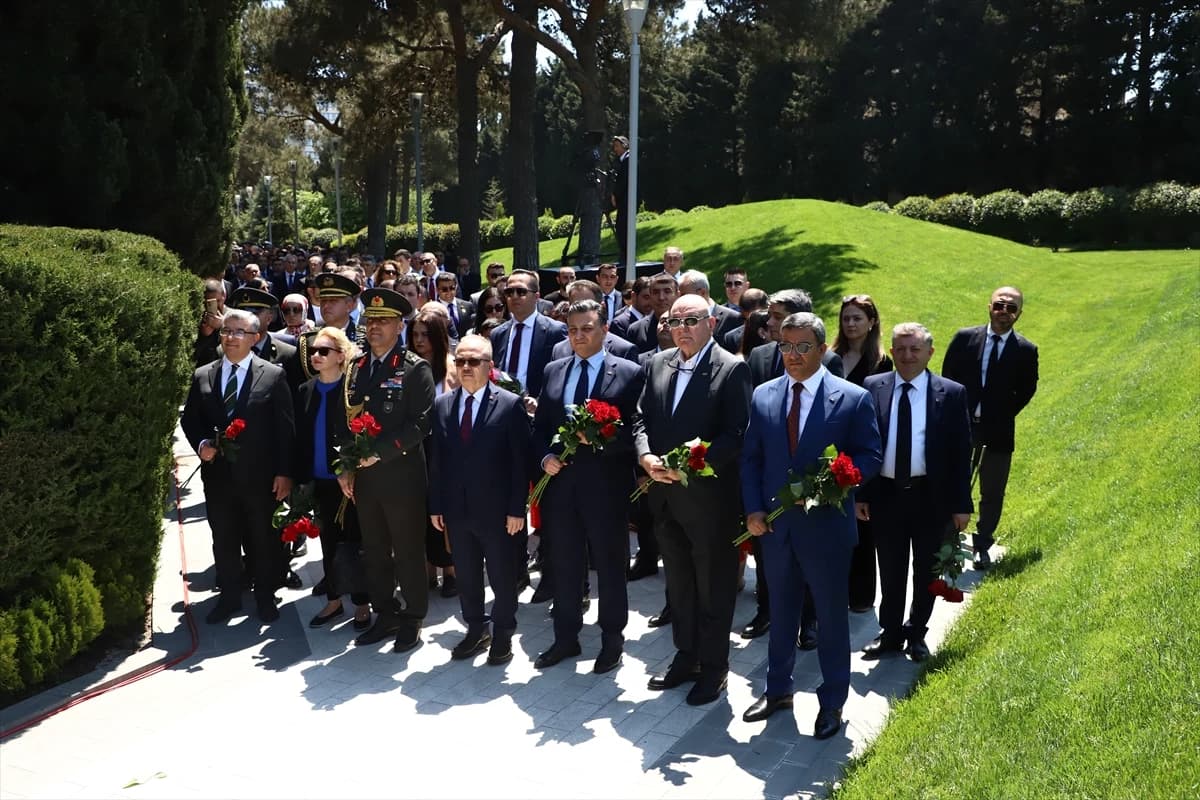 Haydar Aliyev Bakü'de mezarı başında anıldı