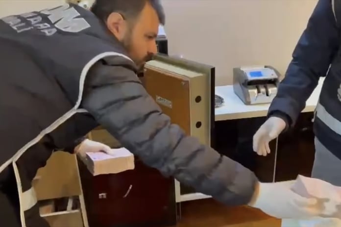 İBB yolsuzluk soruşturmasında gözaltına alınanların ev ve iş yerleri arandı