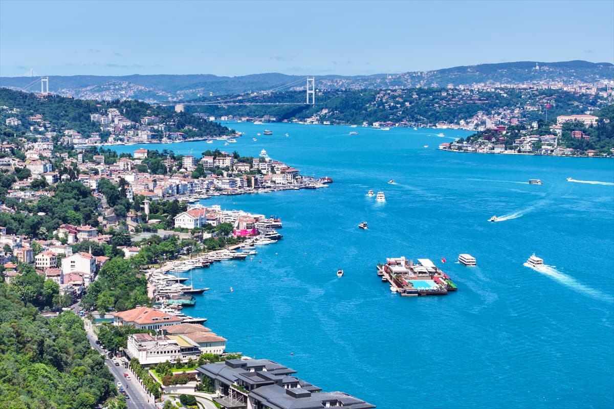 İstanbul Boğazı'nın turkuaz rengi büyüledi