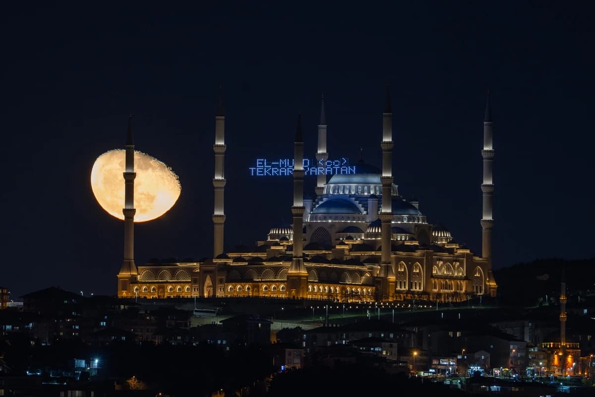 İstanbul'da büyüleyen manzara: Şişkin ay Türk bayrağıyla buluştu