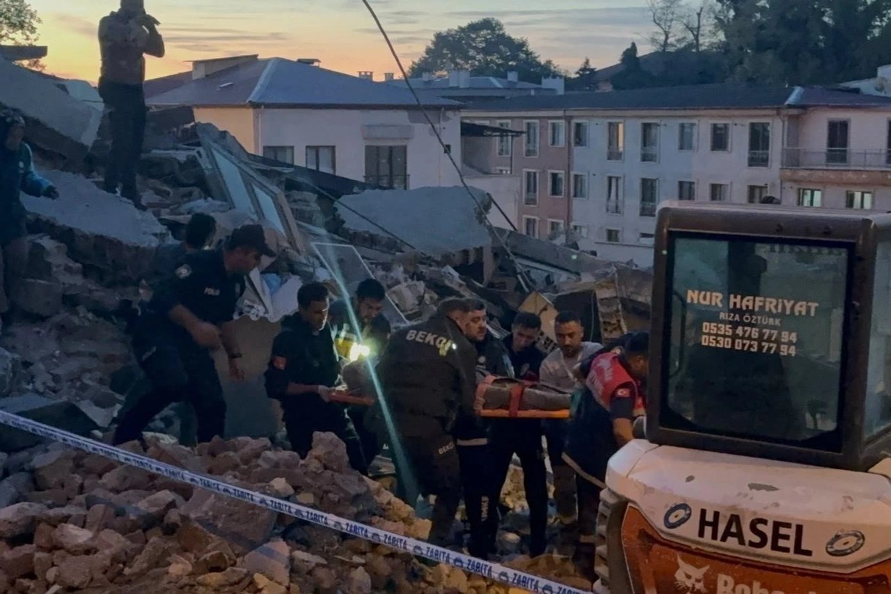Zonguldak'ta 2 katlı bina çöktü; 1 kişi hayatını kaybetti