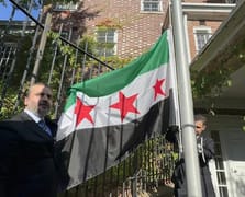Suriye bayrağı 10 yıl sonra Washington’daki büyükelçilik binasında yeniden göndere çekildi