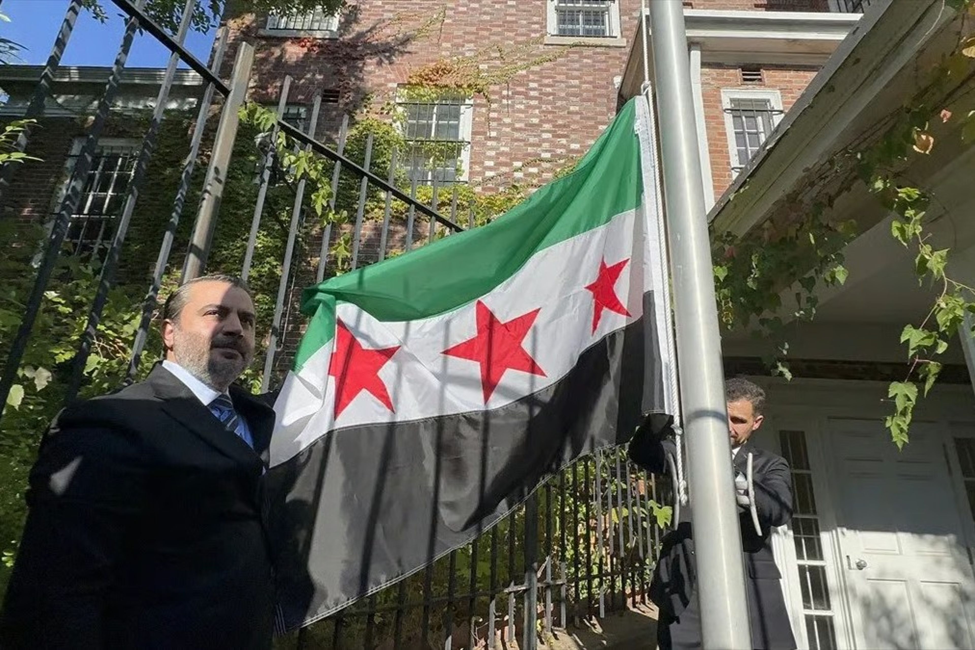 Suriye bayrağı 10 yıl sonra Washington’daki büyükelçilik binasında yeniden göndere çekildi