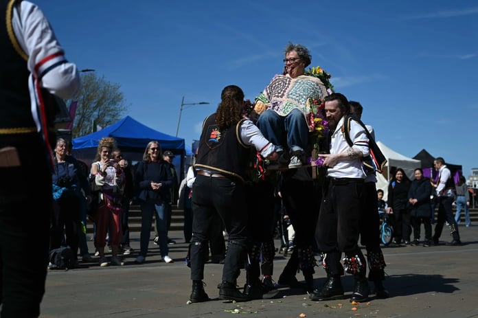 Kostümlerdeki gizli detaylar ve çiçekli şapkalar