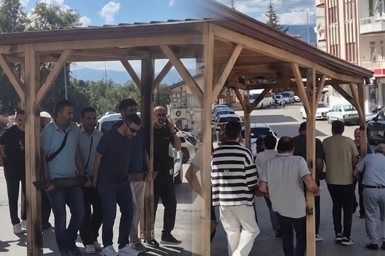 Kamelyayı, yıkılacak okulun bahçesinden yeni okulun bahçesine elleriyle taşıdılar
