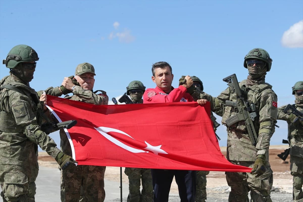 TEKNOFEST Yönetim Kurulu Başkanı Bayraktar, TEKNOFEST Güneydoğu festival alanını inceledi