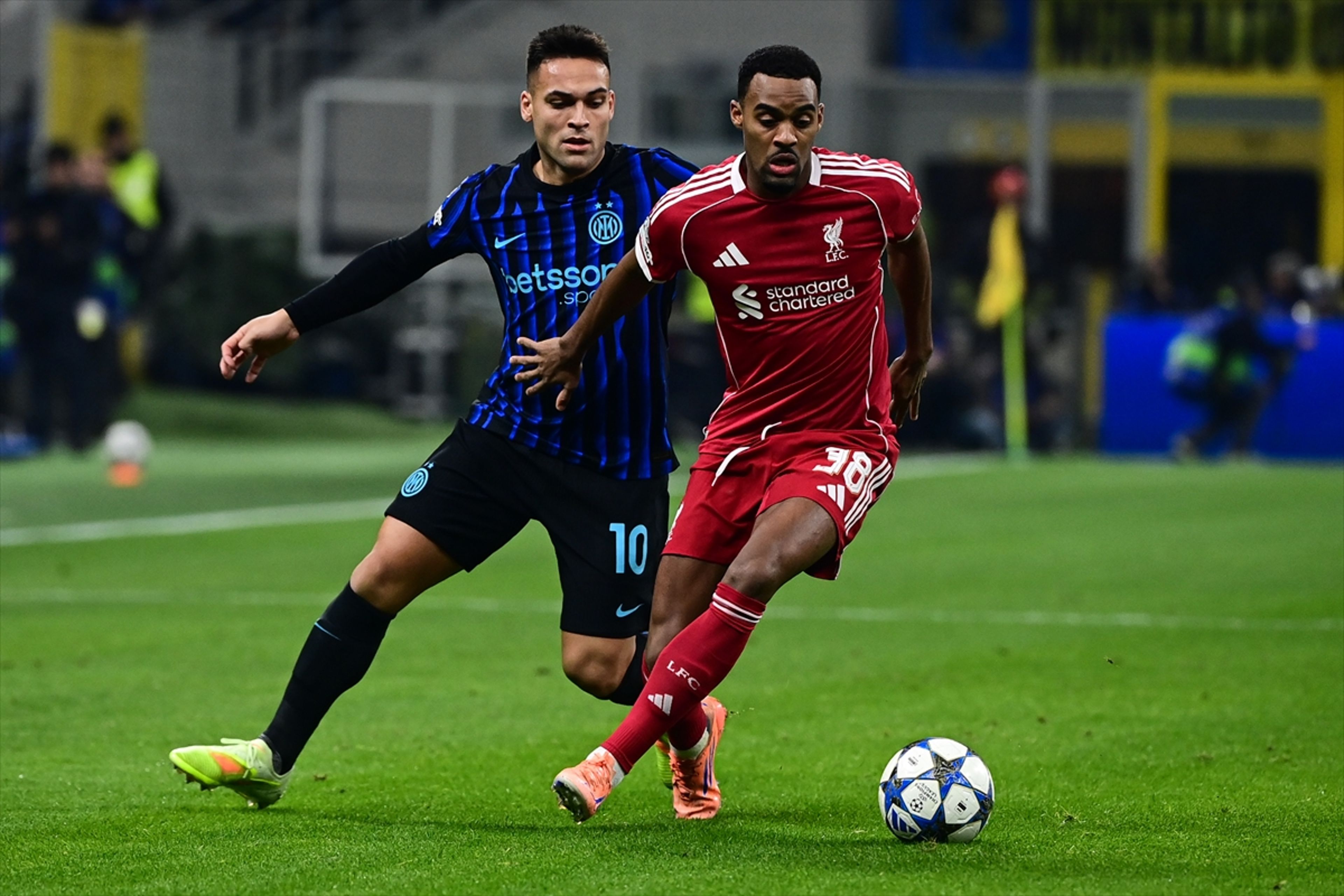 Liverpool zoru başardı, Hakan Çalhanoğlu sakatlandı