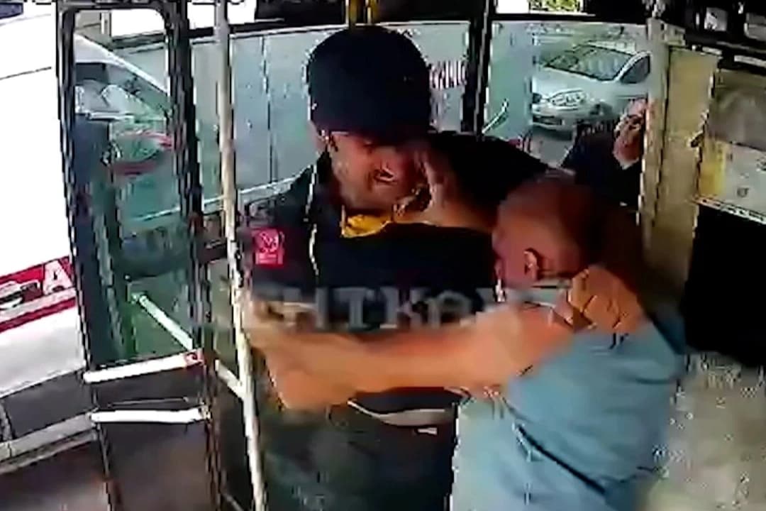 Ambulans şoförü, otobüs şoförüne saldırdı