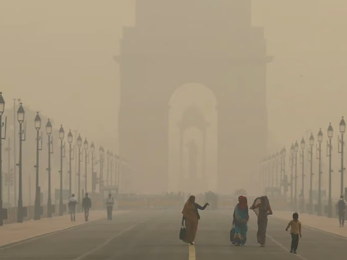 Yeni Delhi'de hava kirliliği uçak seferlerini vurdu